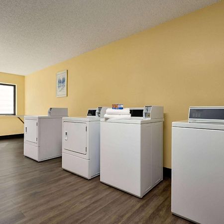 Days Inn By Wyndham Carbondale Kültér fotó