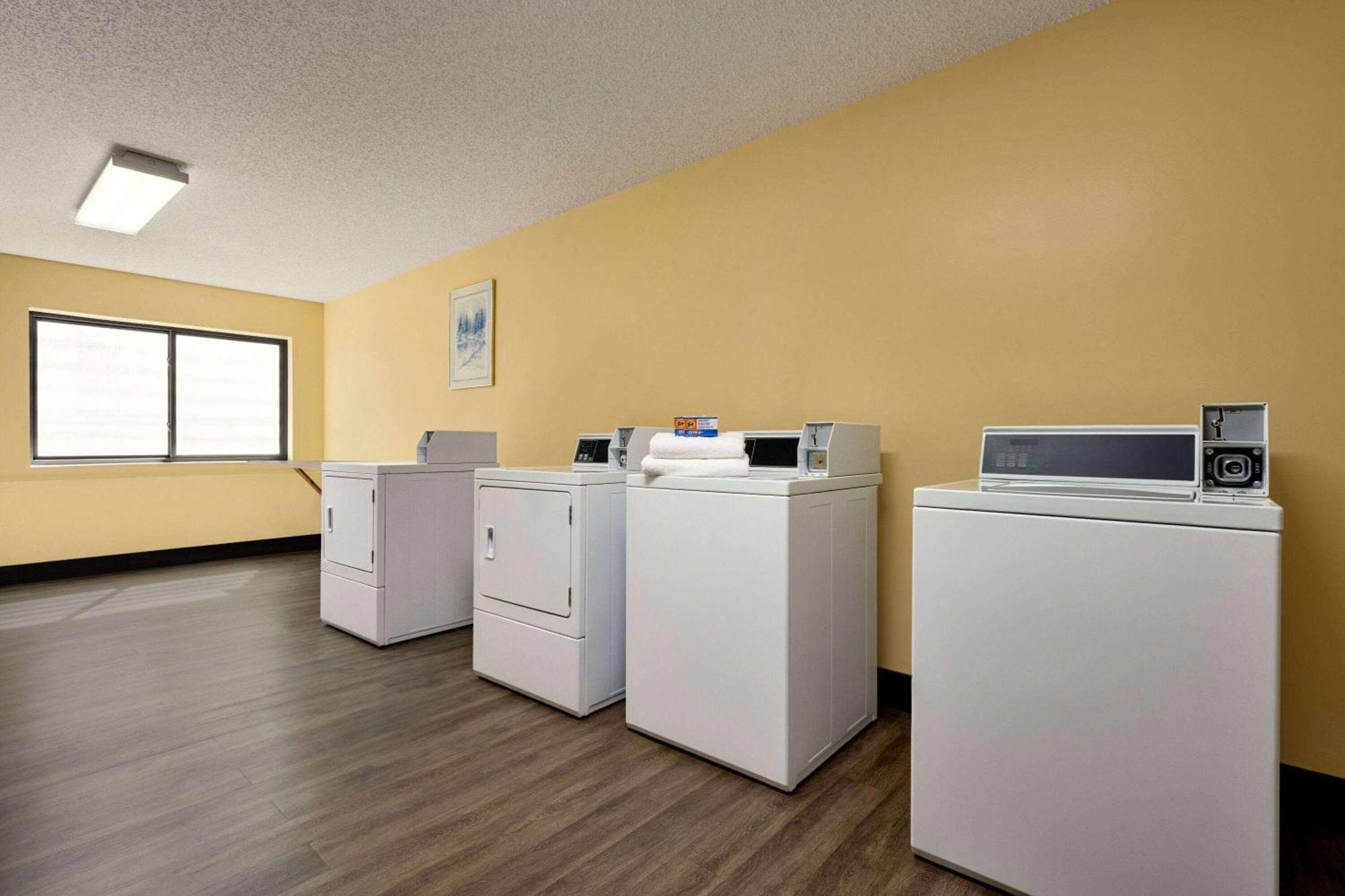 Days Inn By Wyndham Carbondale Kültér fotó